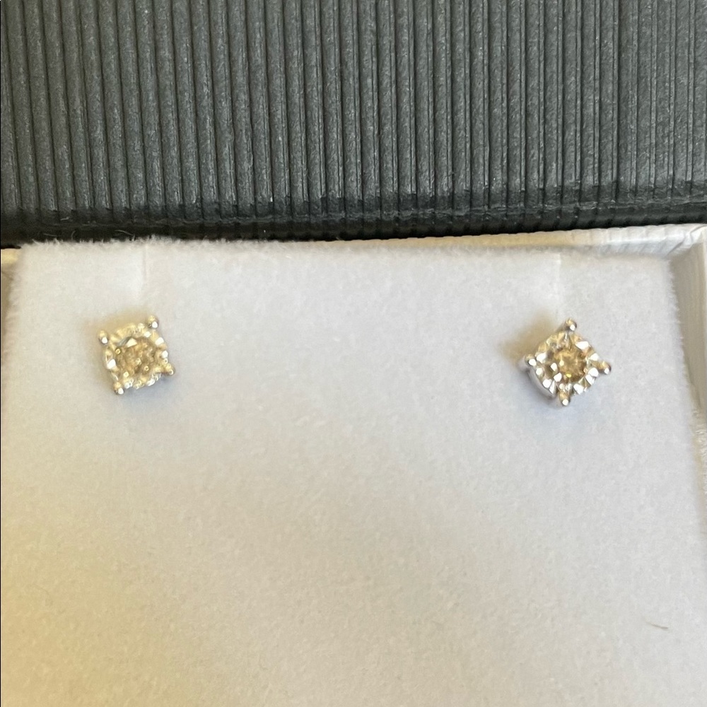 1/10ct diamond stud earrings